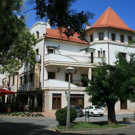 Nimrod Bioszalloda Es Bioetterem Karcag Exterior photo