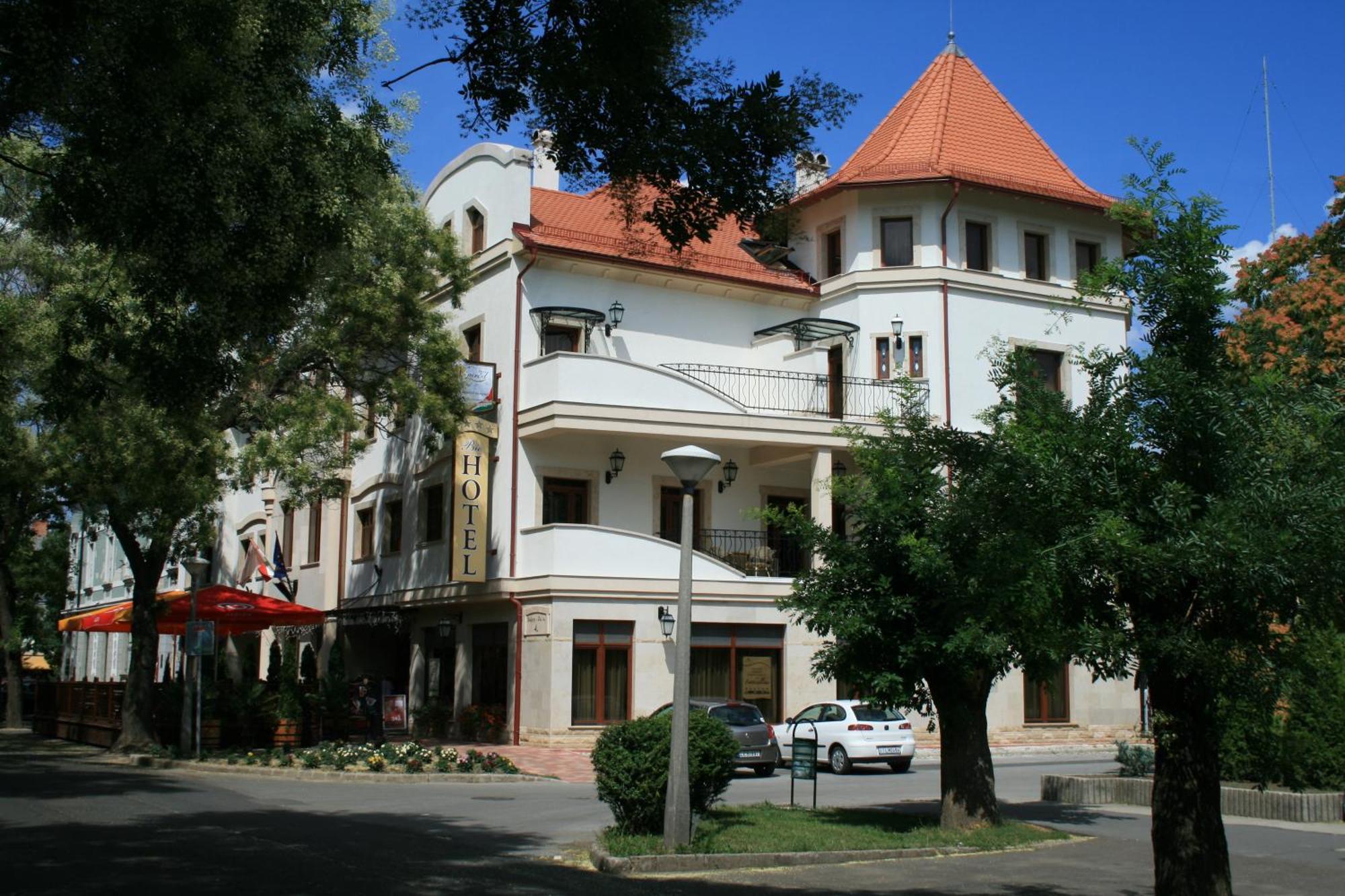 Nimrod Bioszalloda Es Bioetterem Karcag Exterior photo